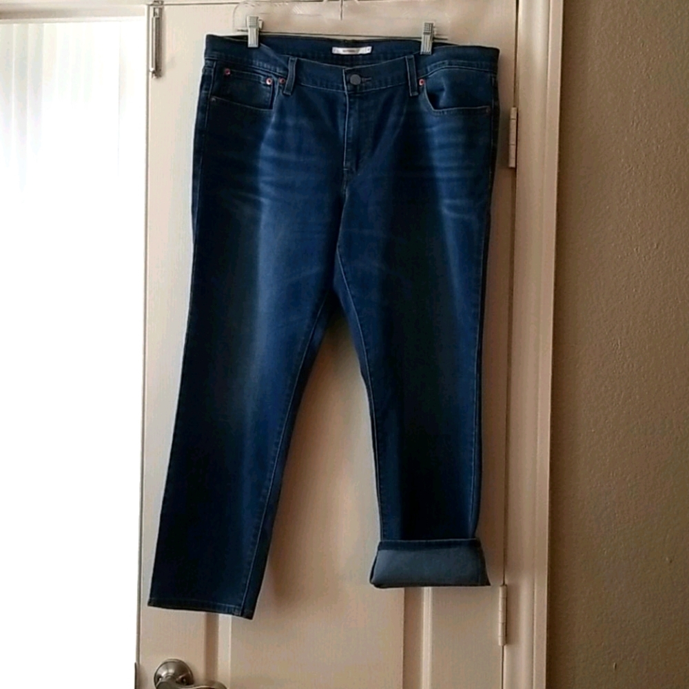 Dark medium wash stretch  Levi's capris